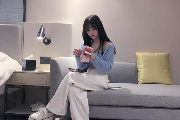 女 神级 美 女上次 干 没过 瘾今天接着 干 美 女 逼 毛 都 刮 干 净了